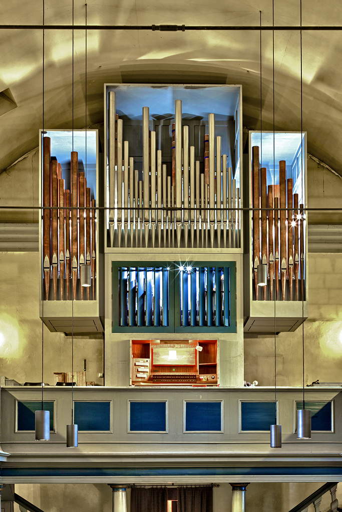 Orgel in der Evangelischen Kirche Wiesbaden-Bierstadt, Prospektansicht vor 2012 (mit Innenbeleuchtung) © Thomas Schwarz