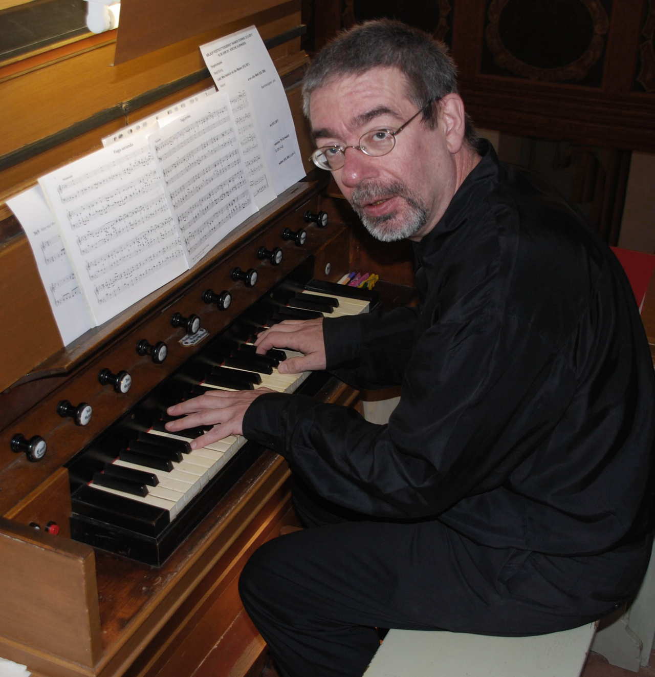 Thomas Schwarz an der Orgel von Wiesbaden-Auringen